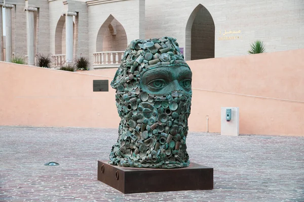 Doha Qatar Novembre 2019 Scultura Vecchi Piatti Metallo Nel Villaggio — Foto Stock