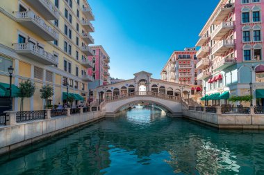 Doha, Katar - 23 Kasım. 2019. Pearl Adası 'ndaki Qanat Quartier yerleşim bölgesi.
