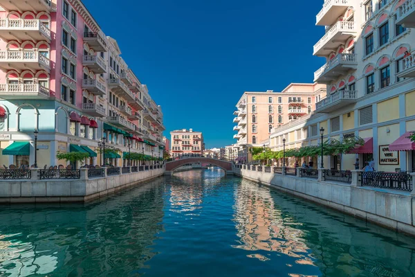 Doha, Katar - 23 Kasım. 2019. Pearl Adası 'ndaki Qanat Quartier yerleşim bölgesi.