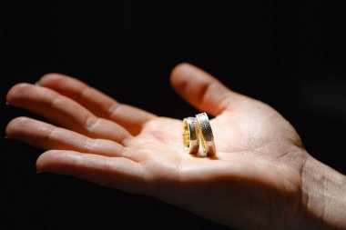 Yeni evliler senin avucunun içinde yüzük