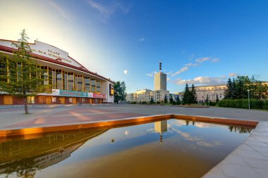Arkhangelsk Dram Tiyatrosu Lomonosov sonra adında. çeşmeler ve skyscrapper