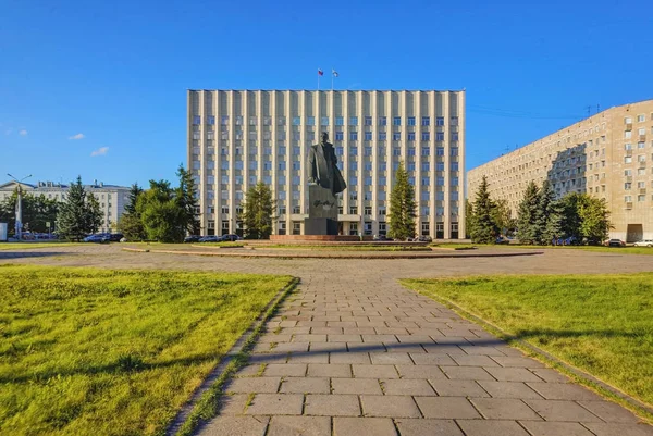 列宁广场的阿尔汉格尔斯克 列宁纪念碑和阿尔汉格尔斯克地区议会代表 — 图库照片