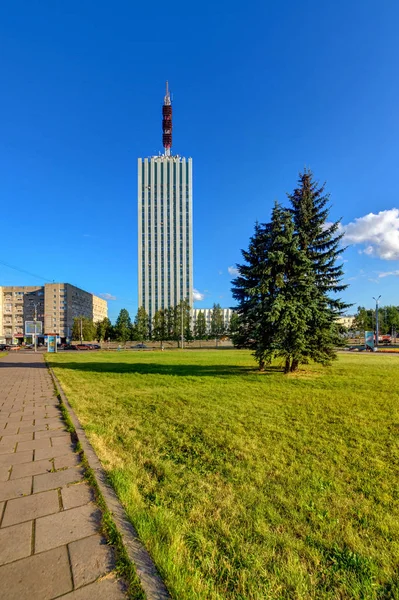 アルハンゲリスクのレーニン広場 レーニン記念碑と 超高層ビル — ストック写真