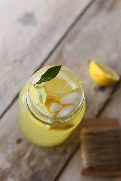 Limonade Een Houten Achtergrond — Stockfoto