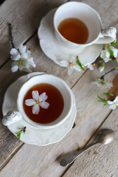 Egy Csésze Tea Egy Asztalon Mandula Virág — Stock Fotó