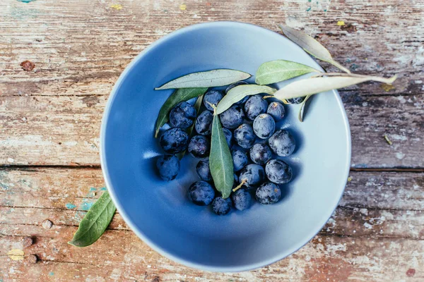 Aceitunas Sobre Una Mesa Madera — Foto de Stock