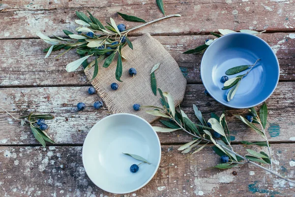 Aceitunas Frescas Sobre Una Mesa Madera — Foto de Stock