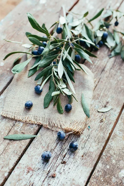 Oliviers Sur Une Table Bois — Photo