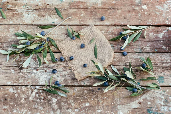 Oliviers Sur Une Table Bois — Photo