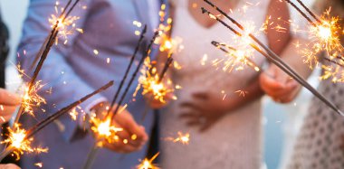 Gelin ve damat havai fişek taşıyor. 