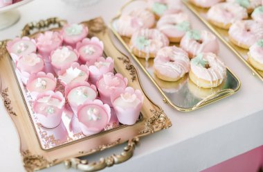 Düğün günü için açık pembe tatlı.