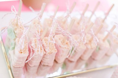 Düğün günü için açık pembe tatlı.