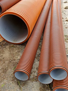 İnşaat alanındaki plastik borular.