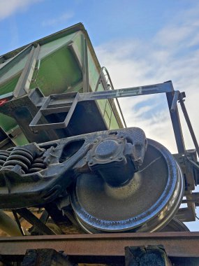 Demiryolu. Yük vagonu boşaltılıyor.