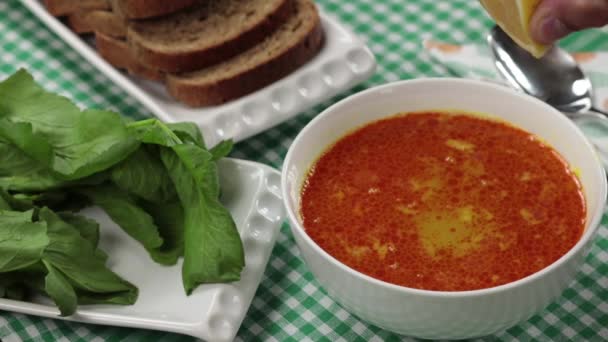 Mann Presst Zitrone Linsensuppe — Stockvideo