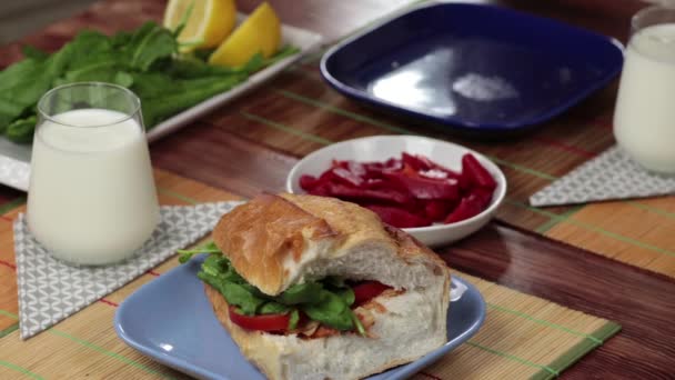 Comer Sándwich Pollo Doner Beber Ayran — Vídeo de stock