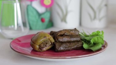 Geleneksel Türk Yemekleri, Sarma ve Dolma. Ayran Cama Dökülüyor.