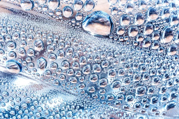 水滴は ガラスの上に青い背景を持つ 水の滴 — ストック写真