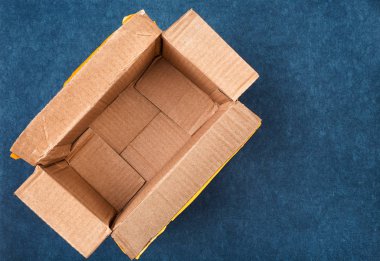 Boş karton kutu yakın çekim.