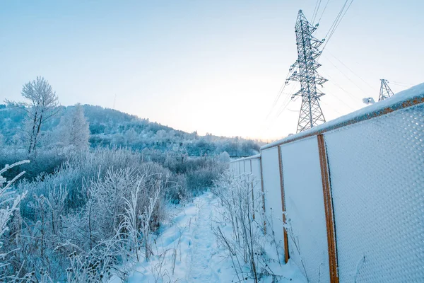 Морозное Утро Возле Электростанции — стоковое фото
