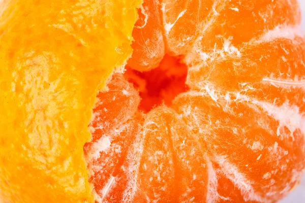 Halb Geschälte Mandarine Nahaufnahme Auf Weißem Hintergrund Mandarine Mit Schale — Stockfoto