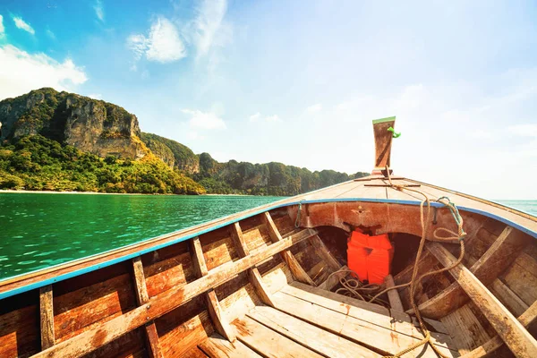 Thai Longboat Vitorlák Múlt Szikla Seascape Egy Fából Készült Hajó — Stock Fotó