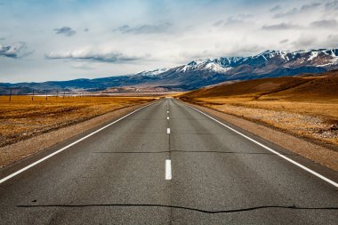 Altay'da dağların manzarası.