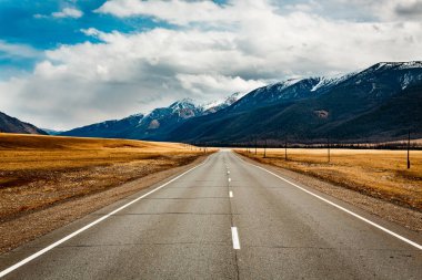 Altay'da dağların manzarası.