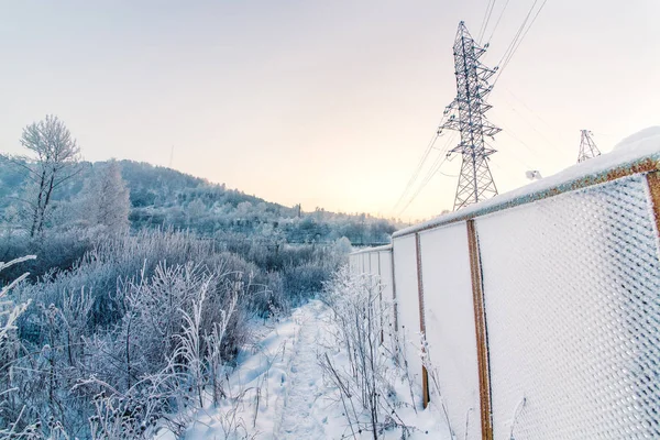 Electricity tower in the hoarfrost. — Stock Photo, Image