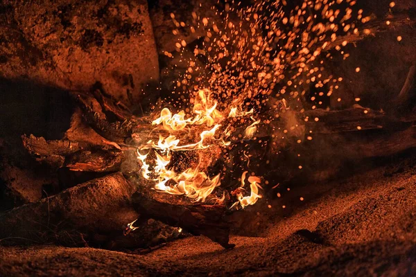 Parlak Yanan Bir Şenlik Ateşi Bir Granit Duvarın Arka Planında — Stok fotoğraf