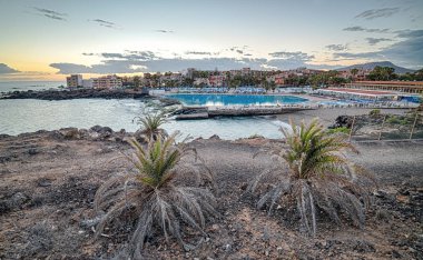 Tenerife Atlantik kıyısında üzerinde tropikal günbatımı