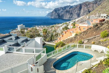 Los Gigantes, Tenerife güzel güneşli görünümü 