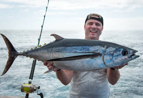 Szczęśliwy Wędkarz Posiadający Duże Ryby Tuńczyk — Zdjęcie stockowe