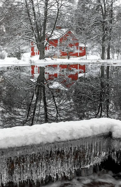 Haus Mit Wasserspiegelung Fluss Winter Schweden — Stockfoto