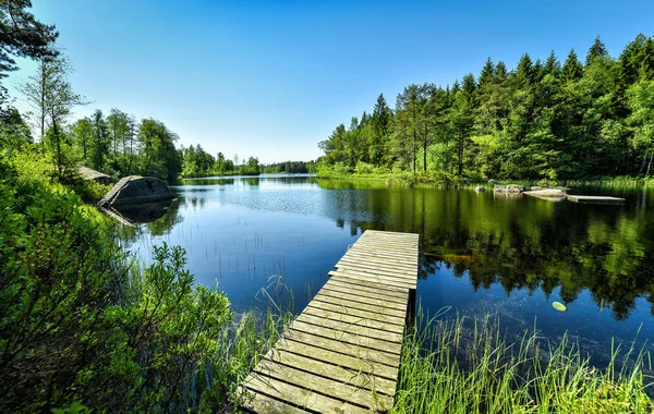 Houten Brug Lake Heldere Blauwe Hemel — Stockfoto