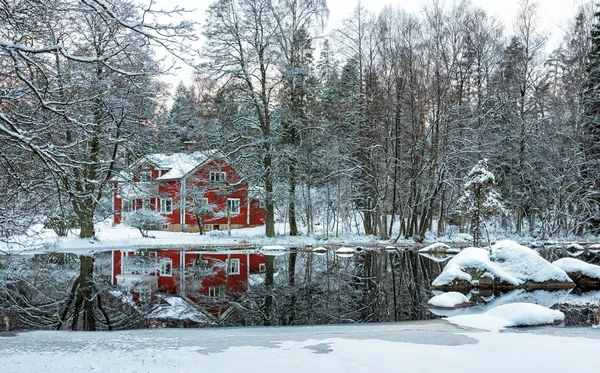 Maison Avec Reflet Eau Rivière Hiver Suède — Photo