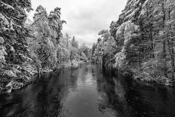 Uitzicht Dramatische Zweedse Rivier Winterseizoen — Stockfoto
