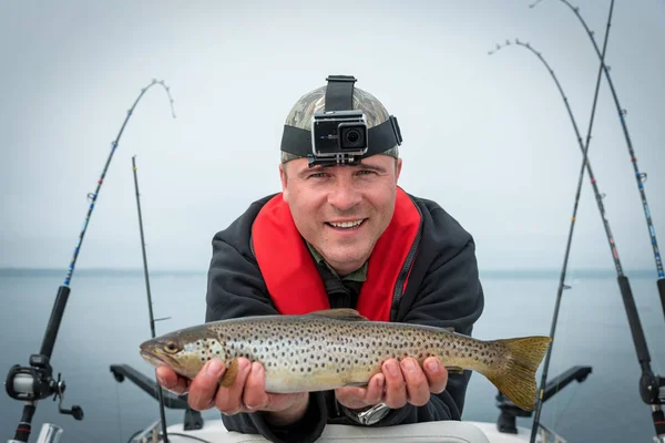 Pescador Feliz Com Truta Lago Verão — Fotografia de Stock