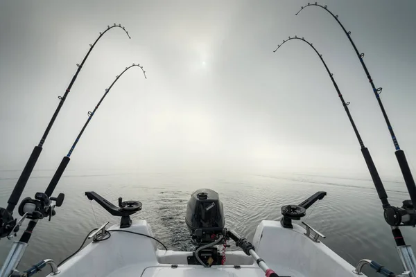 モーター ボートや湖のある朝の釣り風景 — ストック写真