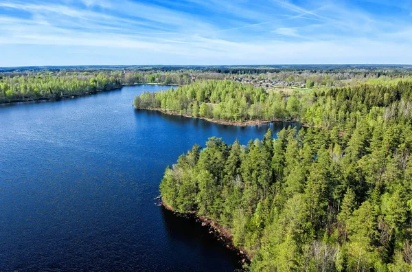 春にスウェーデンの湖空撮 — ストック写真