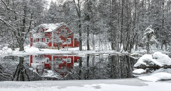 Casa Com Reflexão Água Rio Inverno Suécia — Fotografia de Stock