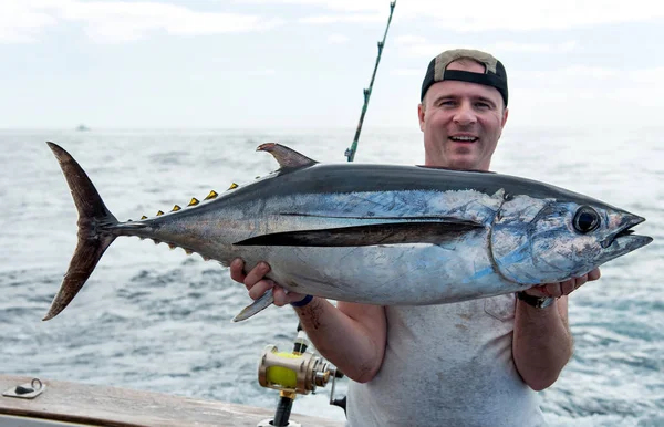 大きなマグロを持って幸せな釣り人 — ストック写真