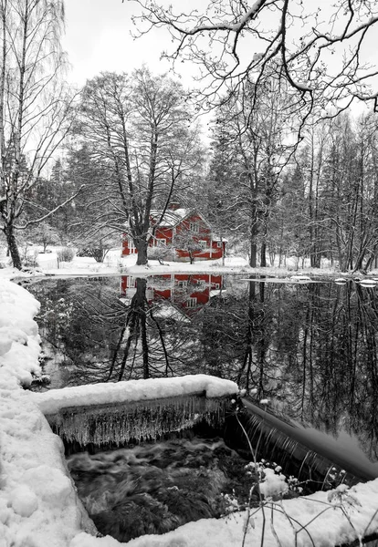 Haus Mit Wasserspiegelung Fluss Winter Schweden — Stockfoto