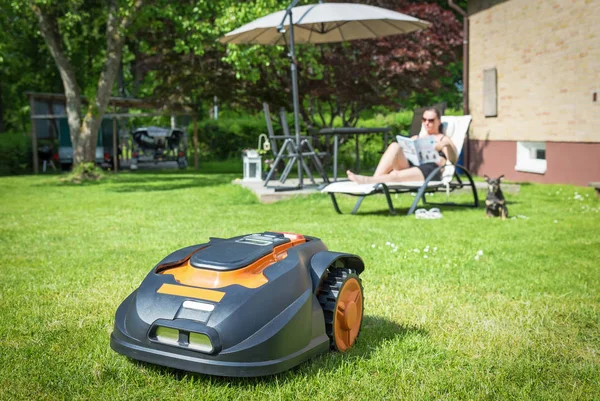 Automatic Lawnmower Modern Garden — Stock Photo, Image