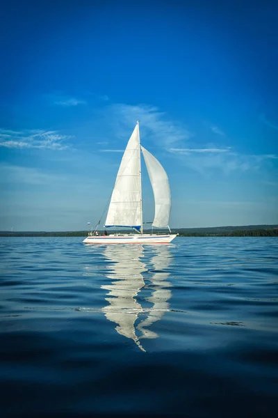 背景の青空とスウェーデンの湖でヨット — ストック写真