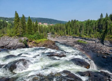 İsveçli şelale Ristafallet manzara