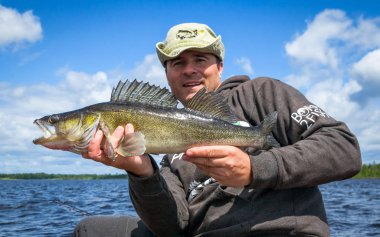 Sahne yaz sezonunda Balık tutma levrek. Balıkçı holding balık