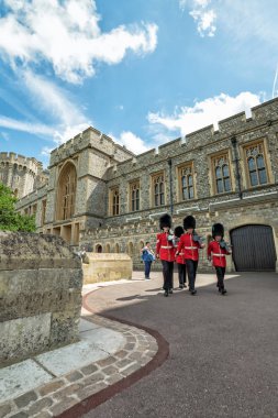 Windsor, İngiltere - 10 Temmuz 2016: Kimliği belirsiz erkek üyeleri değişiklik töreni sırasında Kraliyet muhafızı