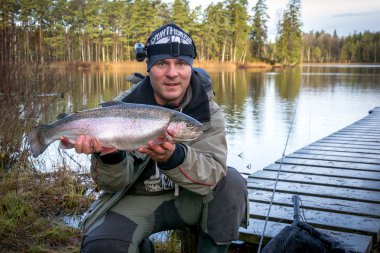 Gökkuşağı alabalığı ile fener