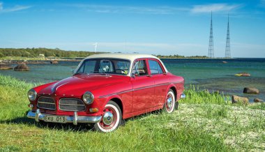 Kırmızı retro otomobili açık havada deniz kıyısı
